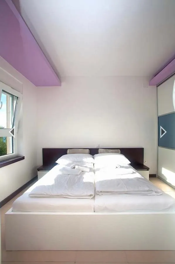 Daska Apartmani Njivice 0*,  Croatia