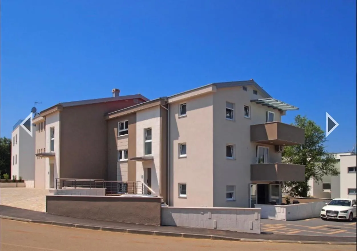 Daska Apartmani Njivice Croatia